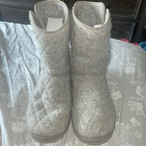 UGG Women's Size 9 Mountain Quilted Short Knit Button Mid Calf Boots